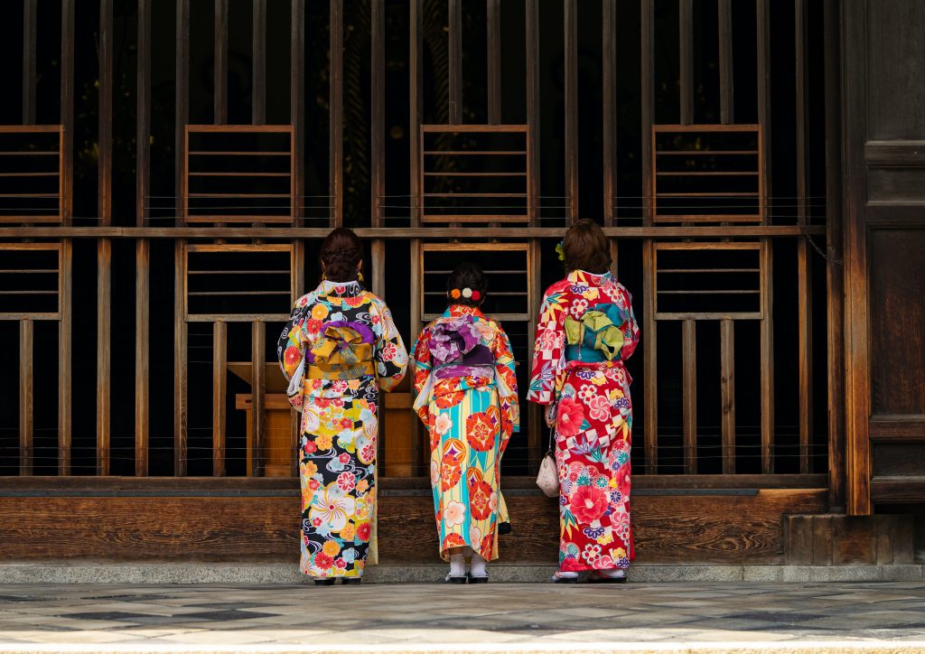 Kimonos gibt es in vielen verschiedenen Ausführungen und Farben